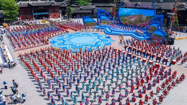 苗鄉兒女同唱嬌阿依、共舞踩花山。彭水縣委宣傳部供圖