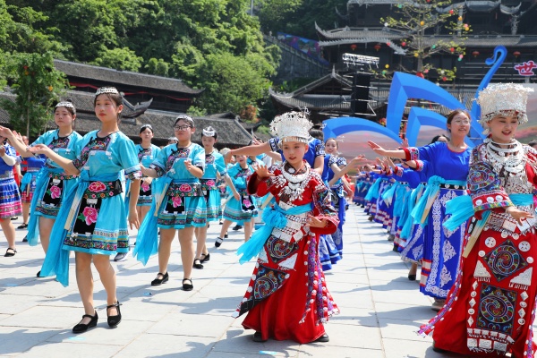 苗鄉兒女同唱嬌阿依、共舞踩花山。彭水縣委宣傳部供圖