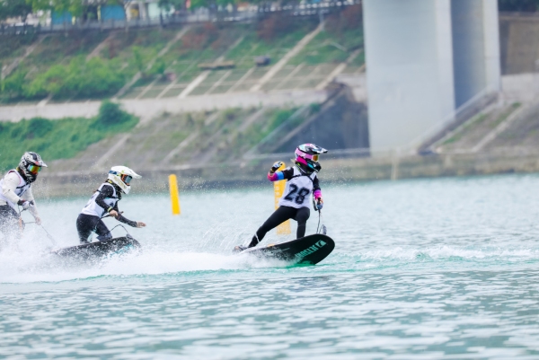 選手們逐浪烏江。主辦方供圖