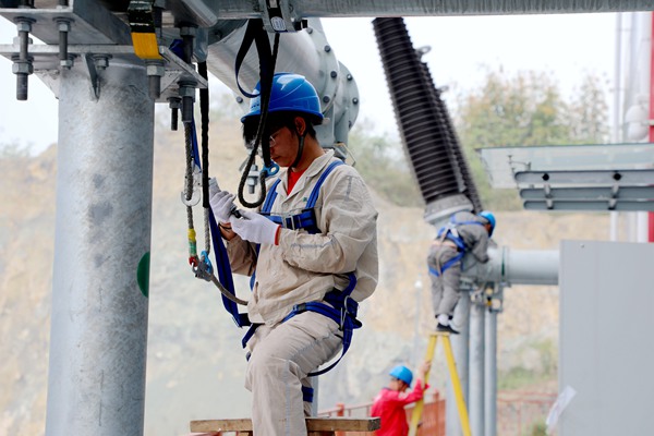 國網永川供電公司員工在220千伏許溪變電站調試避雷器。國網永川供電公司供圖