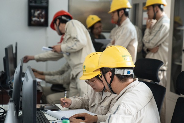 電力員工開展投運調試工作。國網永川供電公司供圖