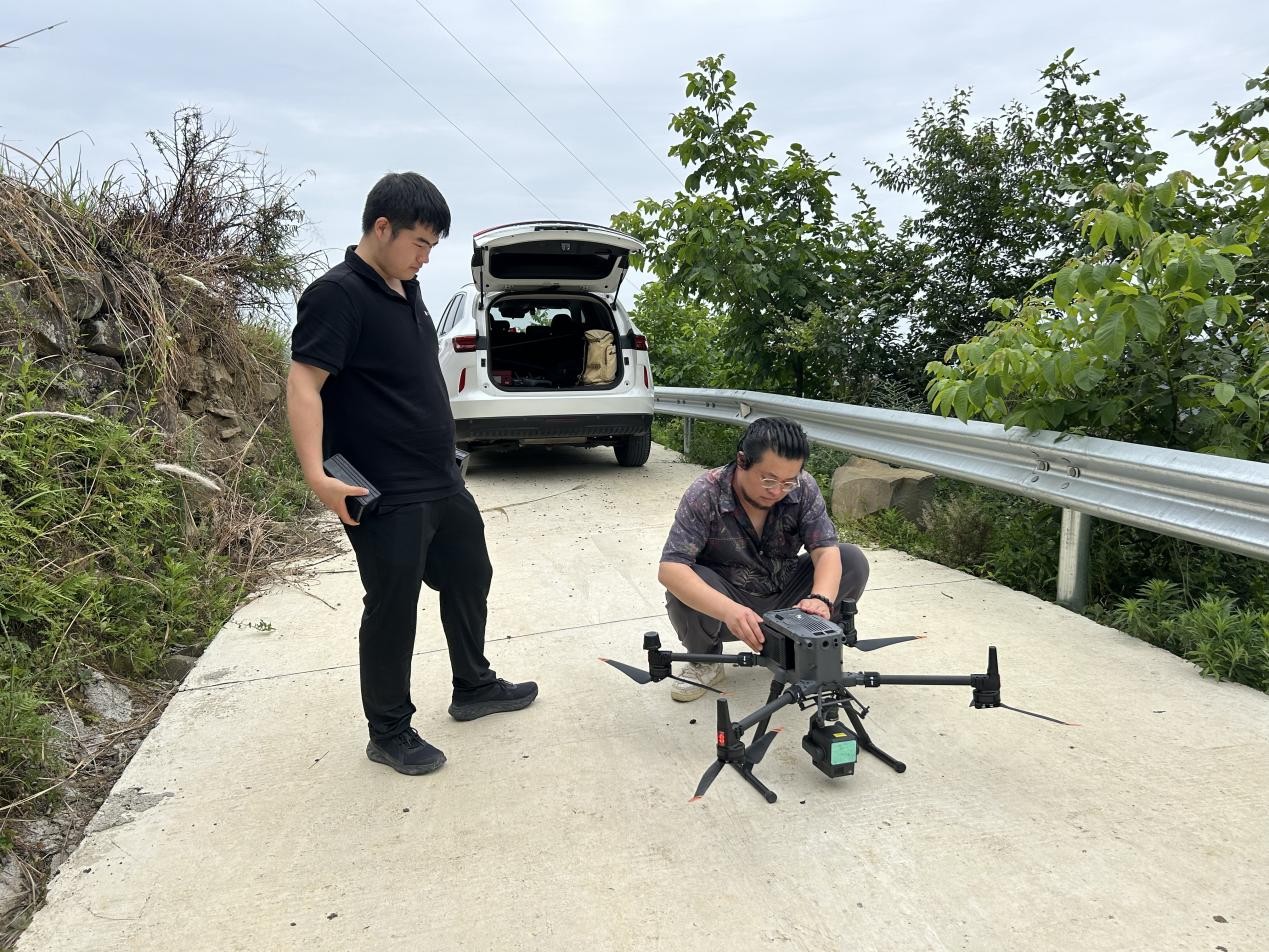 考古人員使用機載激光雷達測繪三維地形數據。重慶市文物考古研究院供圖