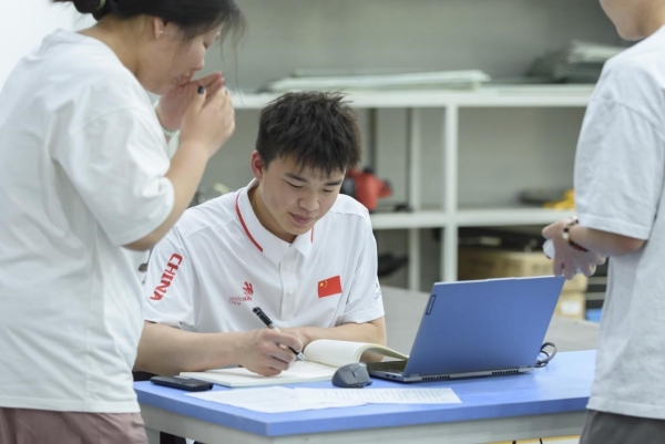 熊首鈺為學生簽名。重慶工商職業學院供圖