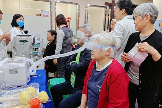 義診現場。重慶普瑞眼科醫院供圖