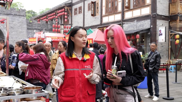 電力志愿者為國際游客講解榮昌風土人情。賴小龍攝