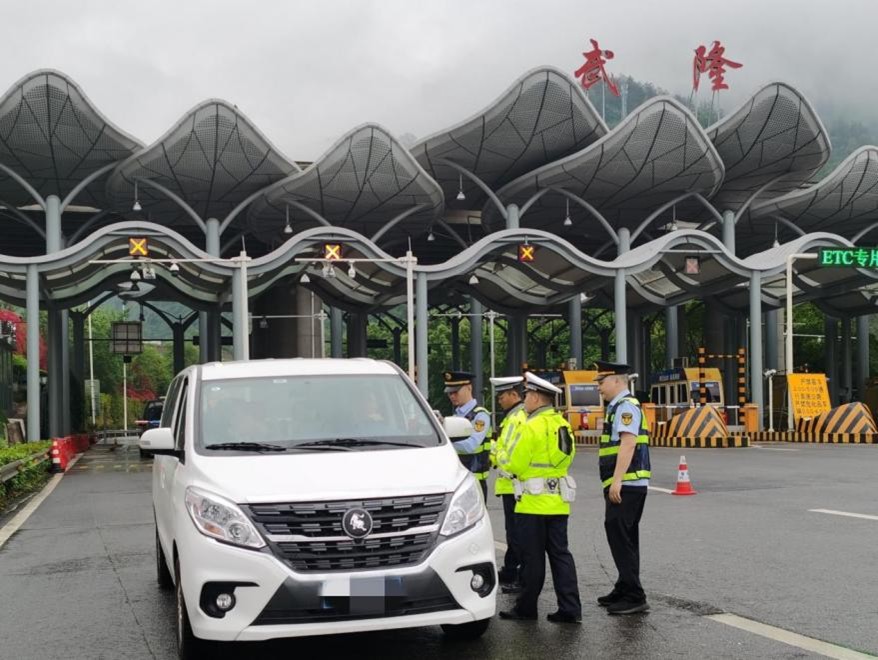 交通執法人員和交巡警開展聯合執法。重慶市交通執法總隊供圖