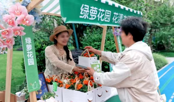 市集現場。招商積余重慶公司供圖