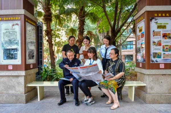 帶領社區居民學習。南岸區融媒體中心供圖