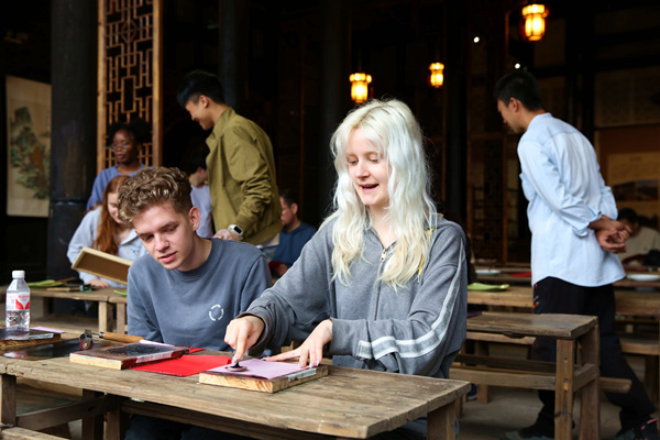 國際友人體驗非遺版畫。綦江區融媒體中心供圖