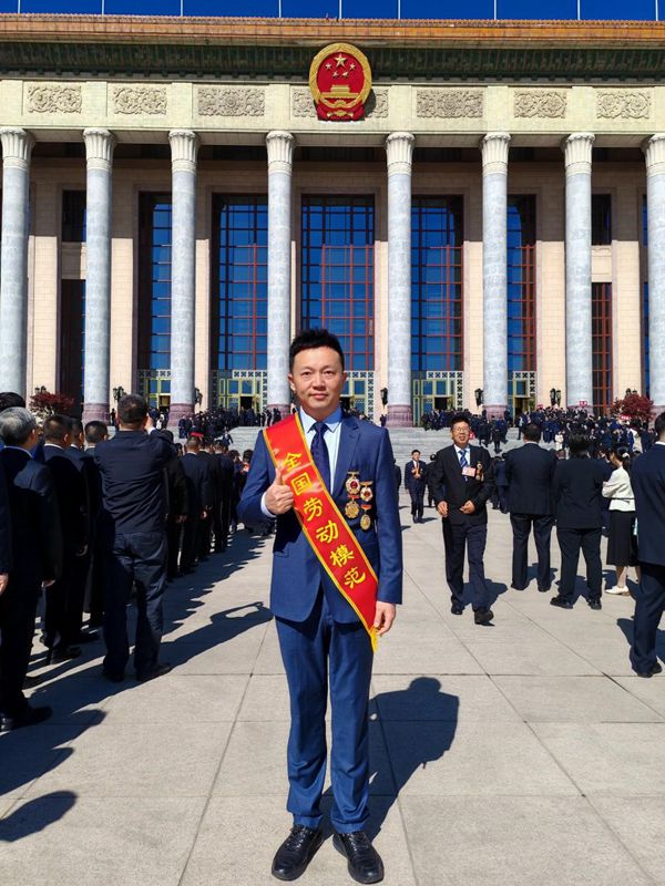 何濤獲“全國勞動模范”稱號。國網重慶永川供電公司供圖