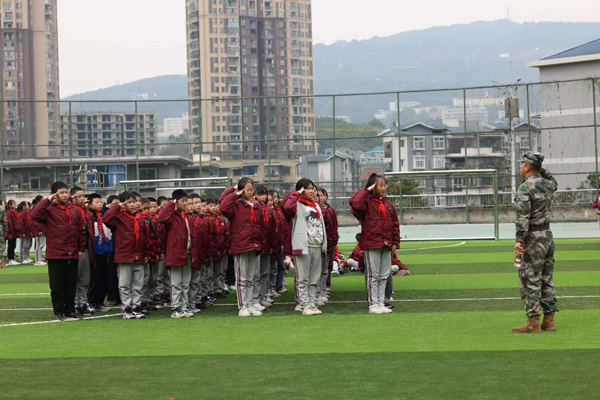 紅旗小學日常訓練。重慶華繡中等專業學校供圖