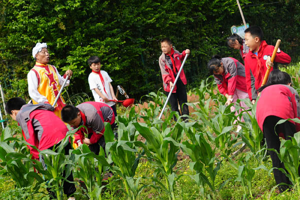 勞動課堂上，黃德祥帶領孩子們喊起永興吆喝。永興小學供圖