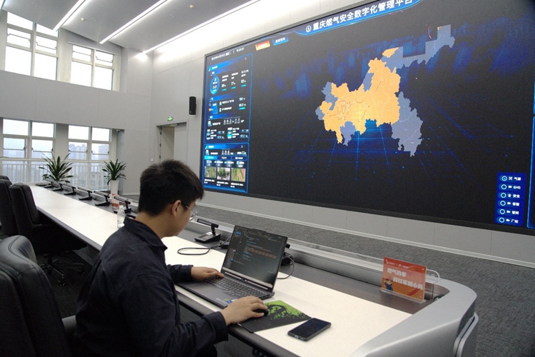 重慶燃氣集團調度中心工作人員依托安全數字化管理平臺實時守護用氣安全。重慶燃氣集團供圖