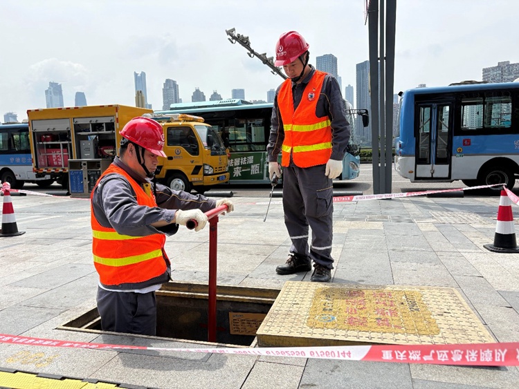 輸配分公司應急搶險保障隊員在鎏嘉碼頭檢查閥井運行情況。重慶燃氣集團供圖