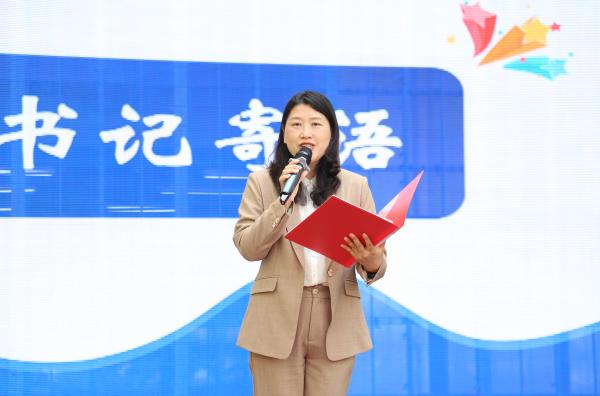 學校書記寄語。李澤建攝