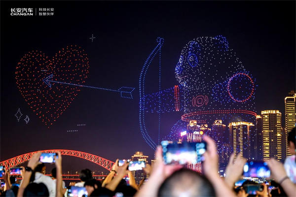 市民打卡無人機表演。長安汽車供圖
