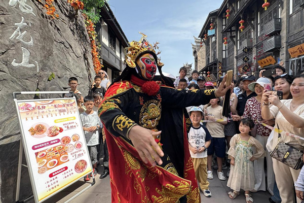 川劇變臉表演。潼南區融媒體中心供圖