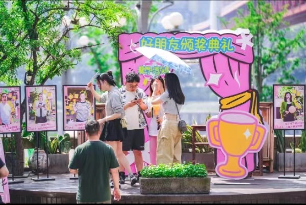 游客們在“頒獎典禮”現場拍照。龍門浩老街供圖