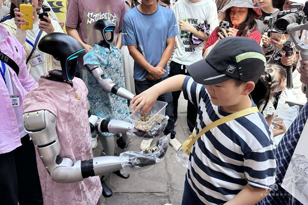 人形機器人在景區為游客提供服務。渝中區融媒體中心供圖