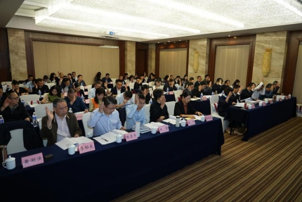 學會內部制度表決。王鑫攝