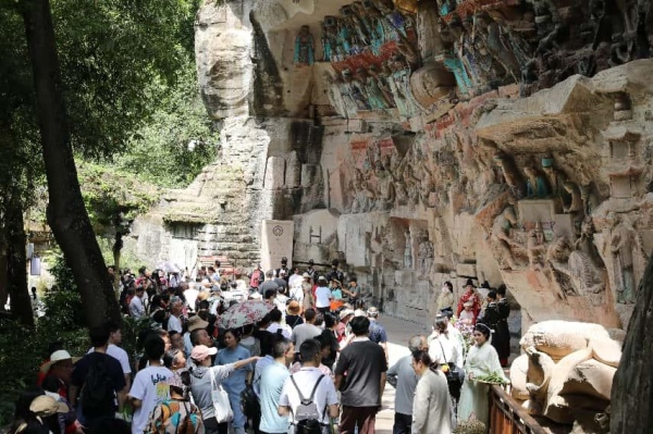 寶頂山石刻景區人流。大足石刻研究院供圖
