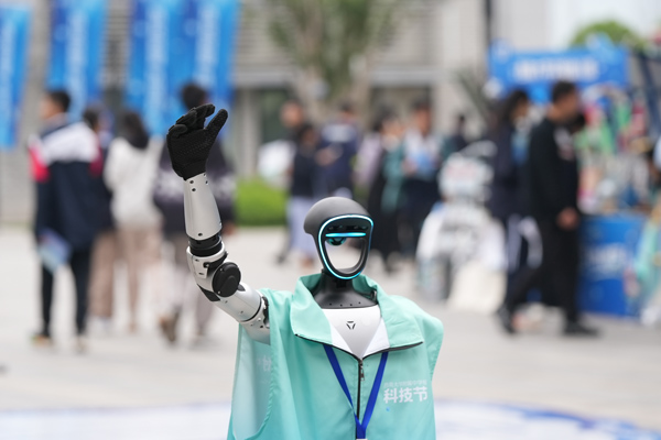 機器人和觀眾互動。西南大學附中供圖