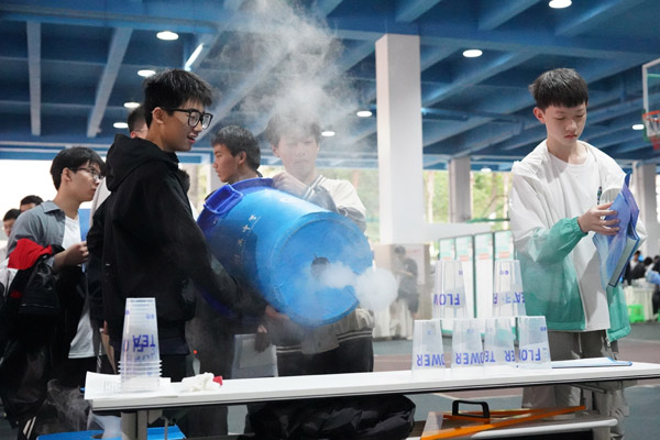 空氣炮實驗。西南大學附中供圖