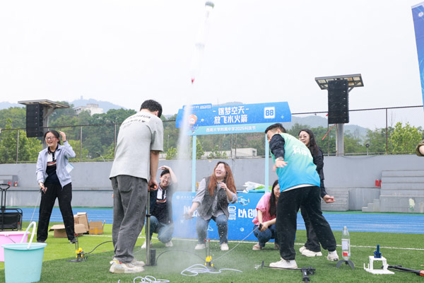 水火箭發射。西南大學附中供圖