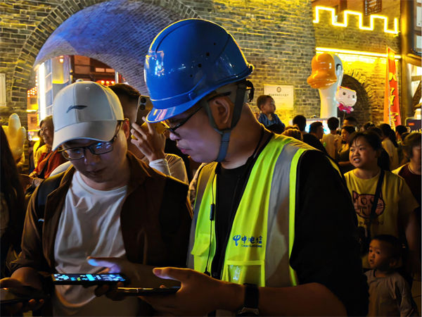 工作人員保障景區網絡暢通。榮昌電信供圖