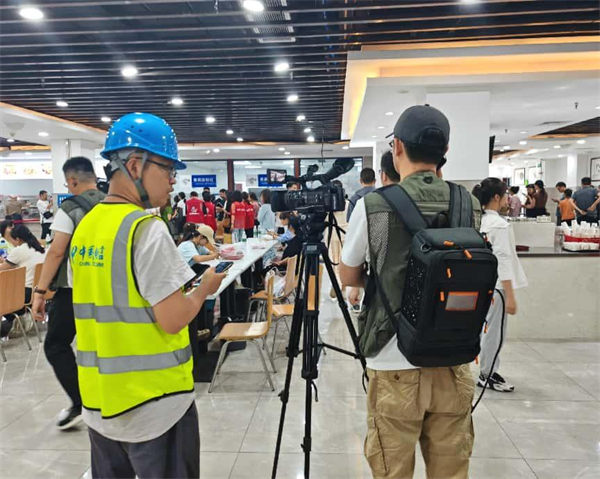 工作人員保障直播信號暢通。榮昌電信供圖