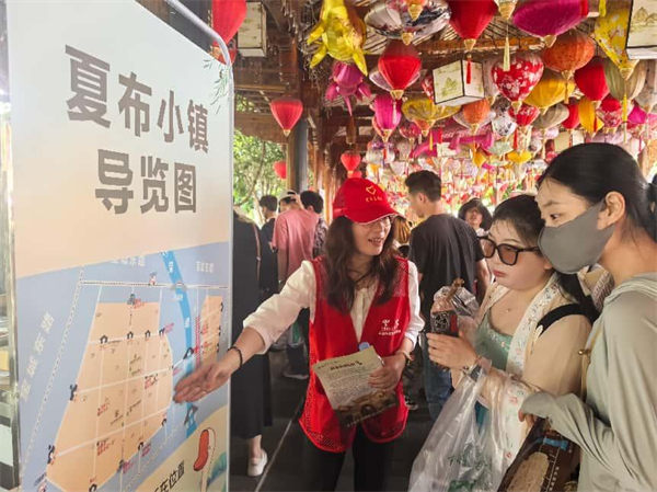 志愿者為游客答疑。榮昌電信供圖