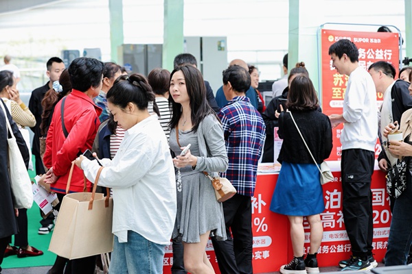 市民現場咨詢“以舊換新”政策。渝北區商務委員會供圖