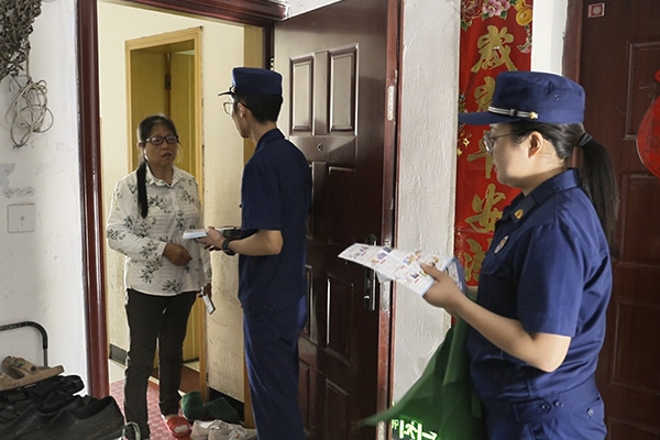 進行電動自行車消防安全宣傳。重慶市涪陵區消防救援局供圖