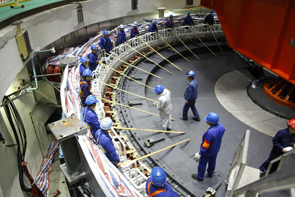 圖為烏江彭水水電站工作人員檢查電站機器運行情況。受訪企業供圖