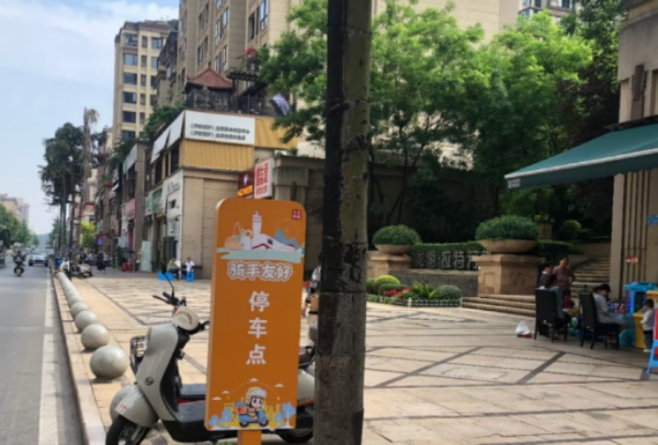 “騎手友好停車點”標識。重慶龍湖供圖