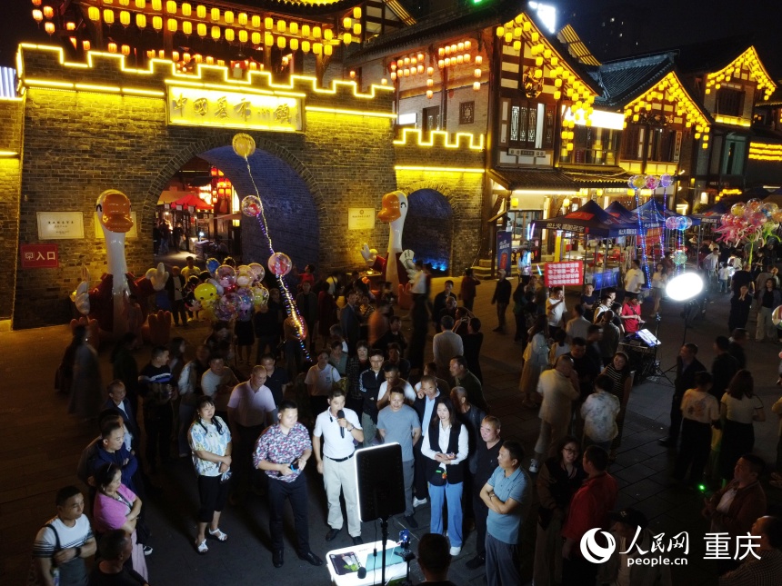 5月6日晚上的榮昌夏布小鎮。人民網記者 劉政寧攝