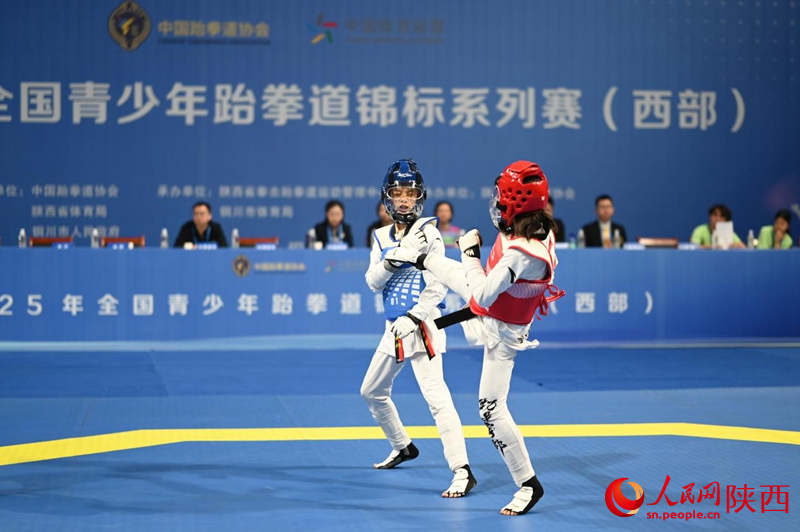 比賽現場，運動員激烈對決。人民網記者 白鴿攝