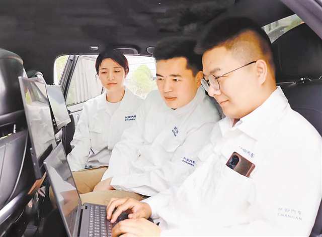 羅詠浩（右一）與團隊成員一起上車測試。（受訪者供圖）