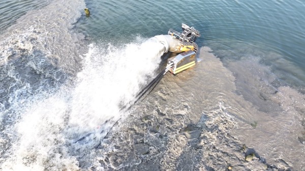 2025年防汛實戰化聯動演練現場，“龍吸水-3000型”正在進行排水作業。李孜棪攝