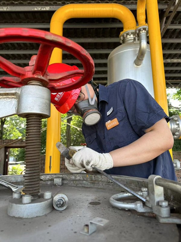 馮師傅在合川調壓柜檢修設備。重慶燃氣集團供圖