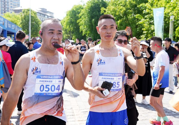 跑友體驗梁平鹵烤鴨。向成國攝