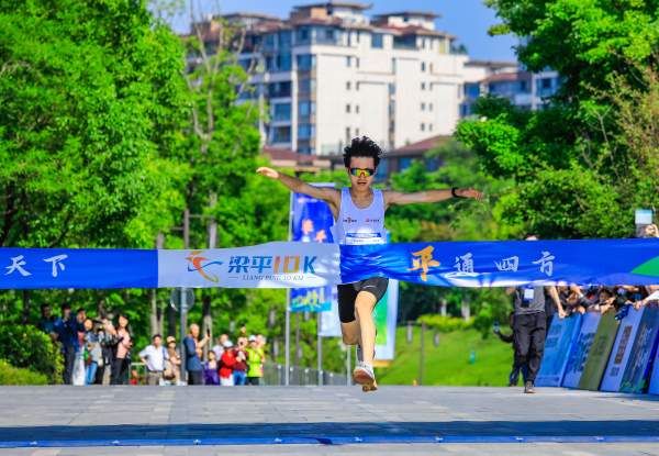 冠軍沖線。熊偉攝