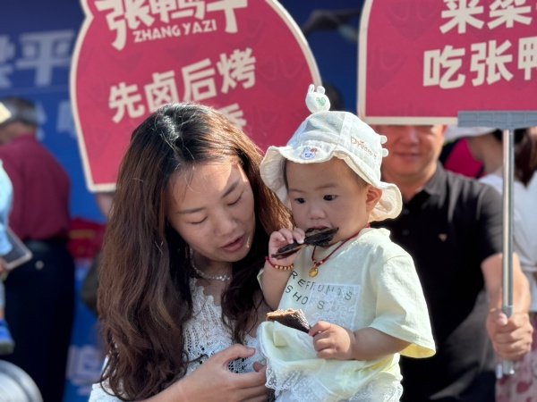 小朋友免費試吃鹵烤鴨。陳俊攝