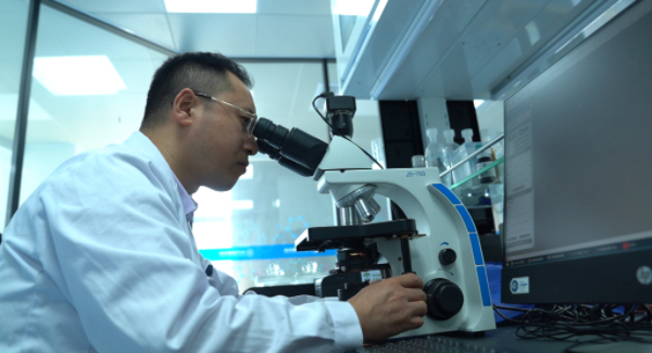 重慶大學附屬三峽醫院印明柱重復上百次實驗，驗證研究結論。萬州區委宣傳部供圖 第1眼TV-華龍網發