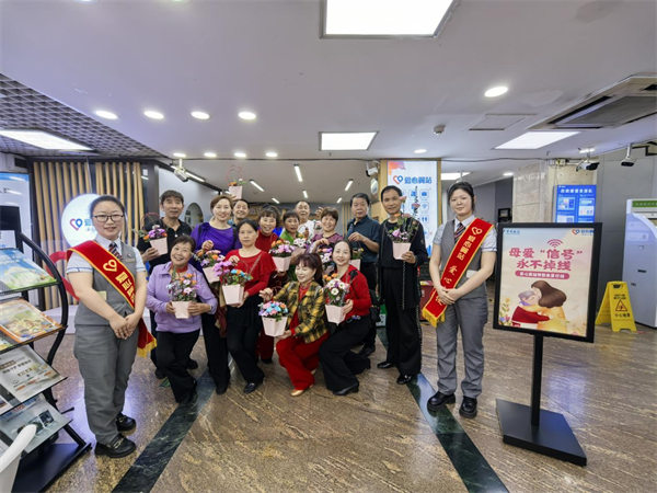 市民展示自己的插花作品。重慶電信供圖