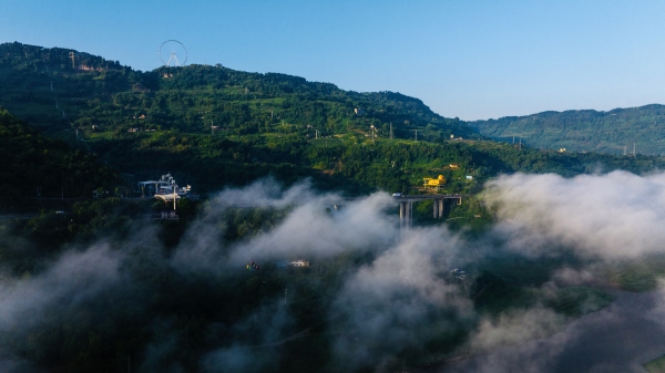 沿江小鎮出現平流霧景觀。