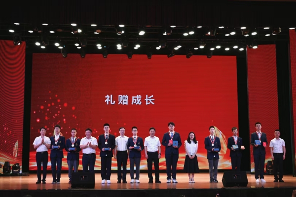 學校為學子送上成人禮盒。金秋橦攝