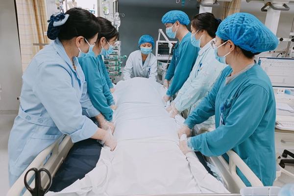 俯臥位通氣改善患者呼吸狀況。重慶西區醫院供圖