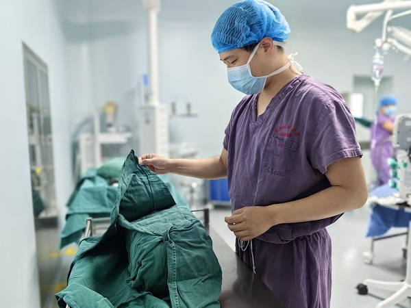 趙顯權正在整理器械。蔣穎攝