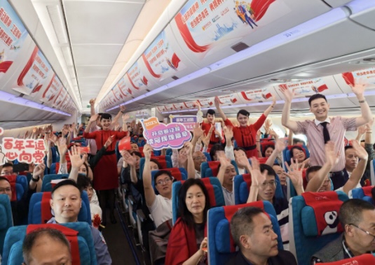 重慶501名勞模、先進職工進京“充電”學習。四川航空供圖